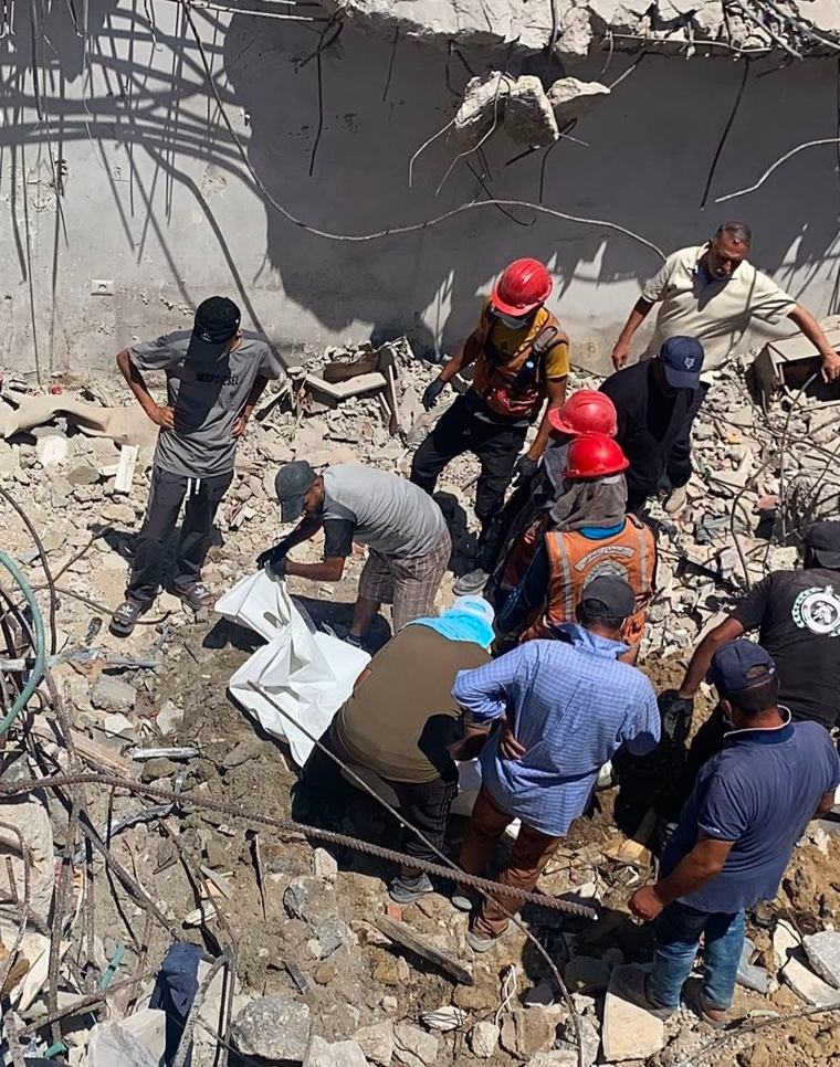 بعد نحو عامين.. انتشال جثامين 55 شهيدًا من تحت أنقاض منزل بحي الزيتون